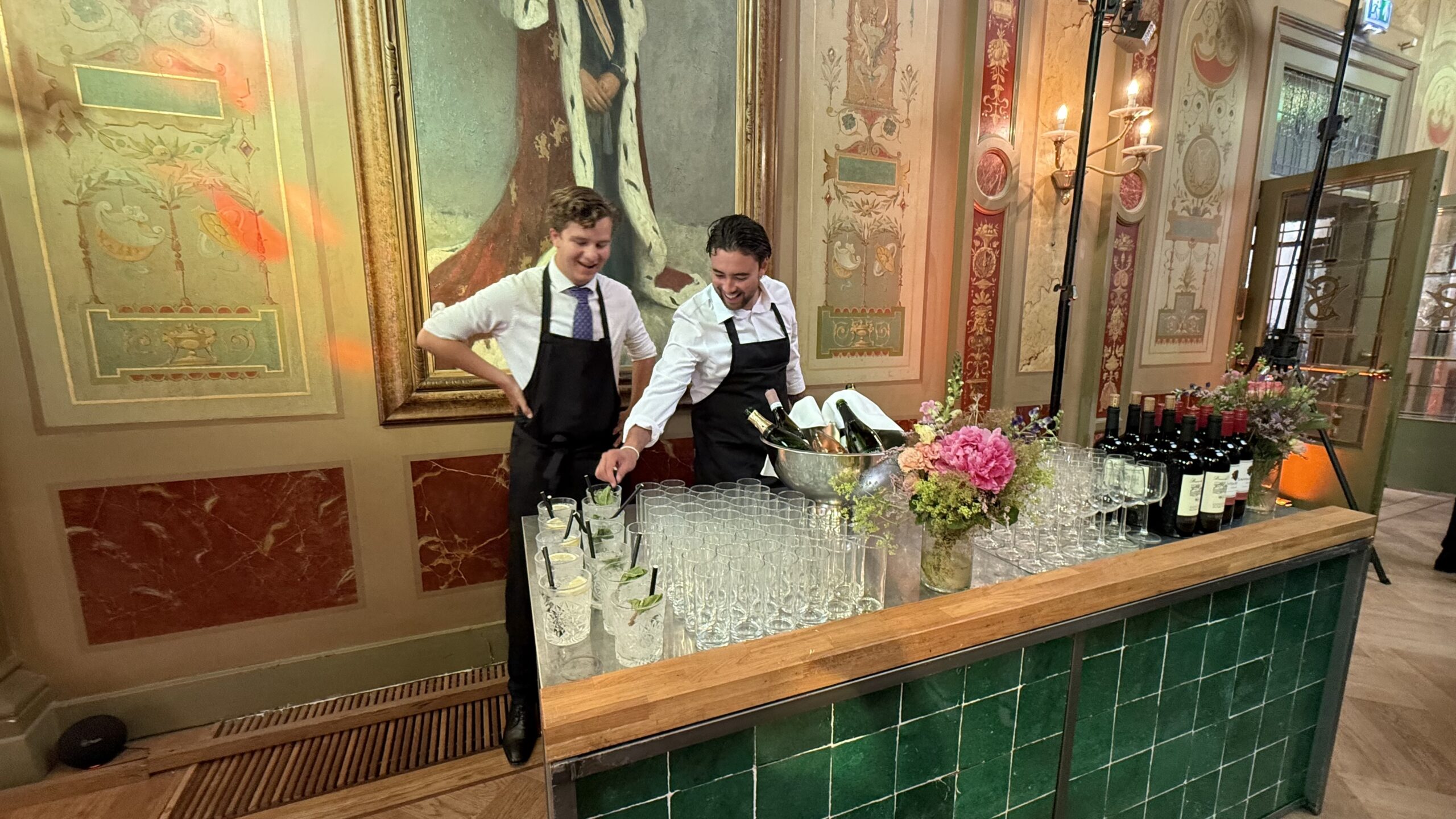 Catering team in actie tijdens evenement