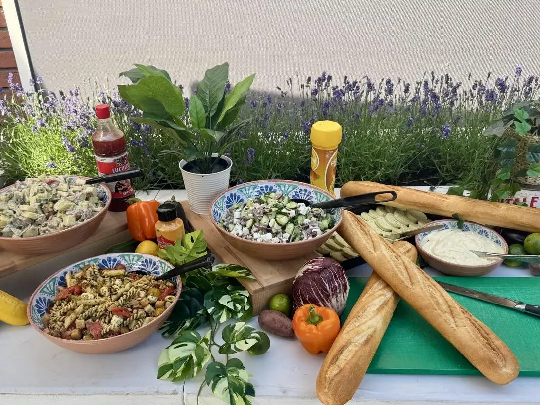 BBQ tafel met salades, stokbroden en sauzen op locatie