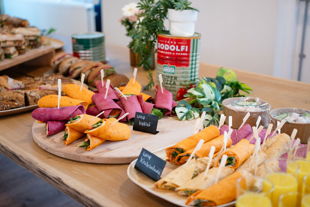 Schaal met 12 gezonde, luxe belegde wraps (vega)