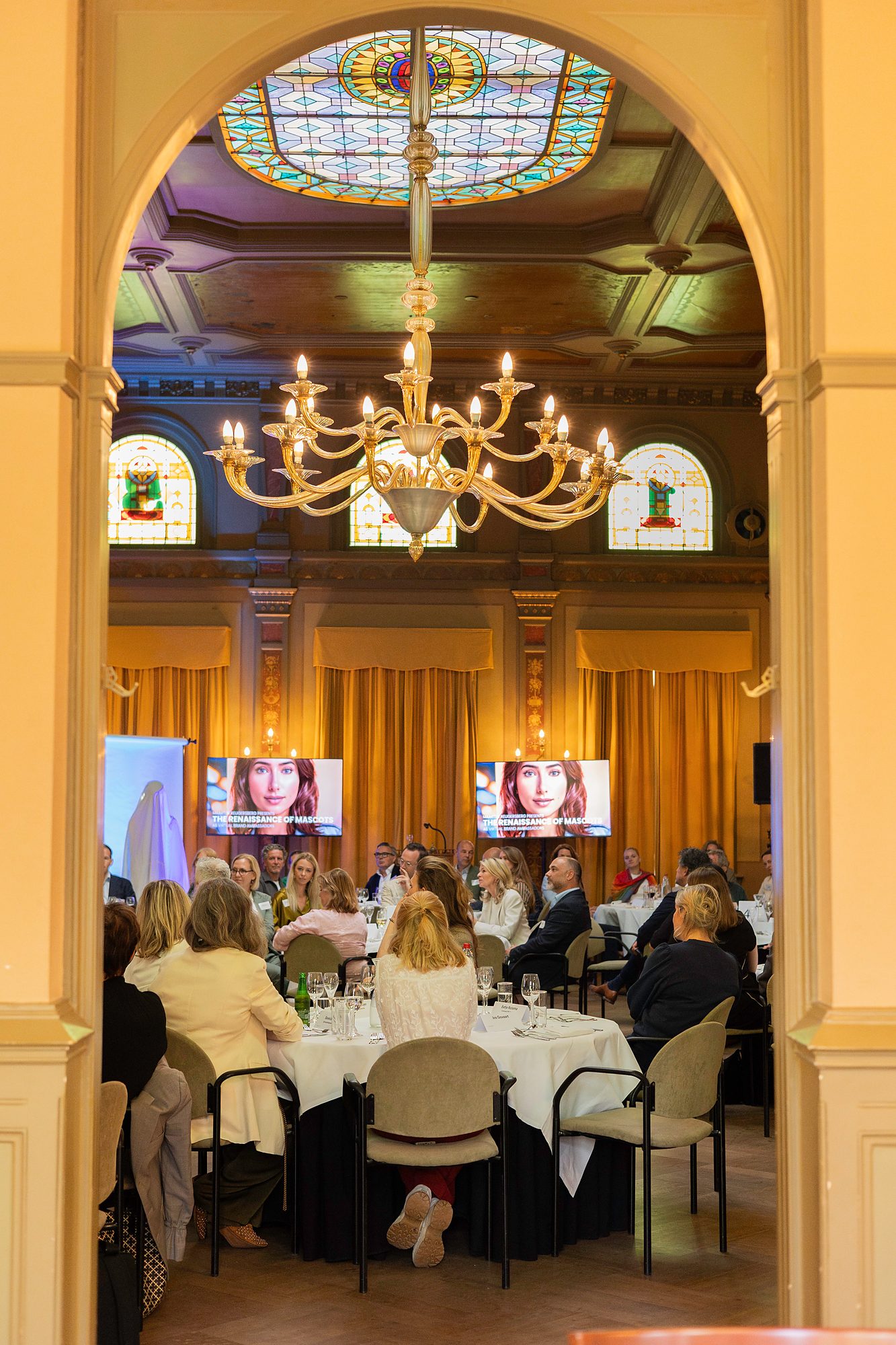 Sitting dinner in de Kings Ballroom van Sociรซteit De Vereeniging in Den Haag, verzorgd door KOM Catering